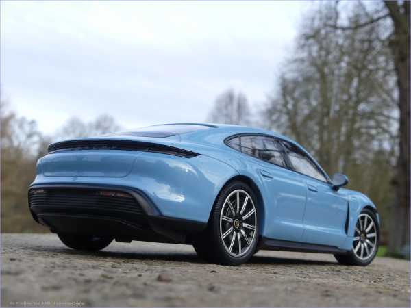 1:18 Porsche Taycan 4S Frozenbluemetallic inkl. OVP